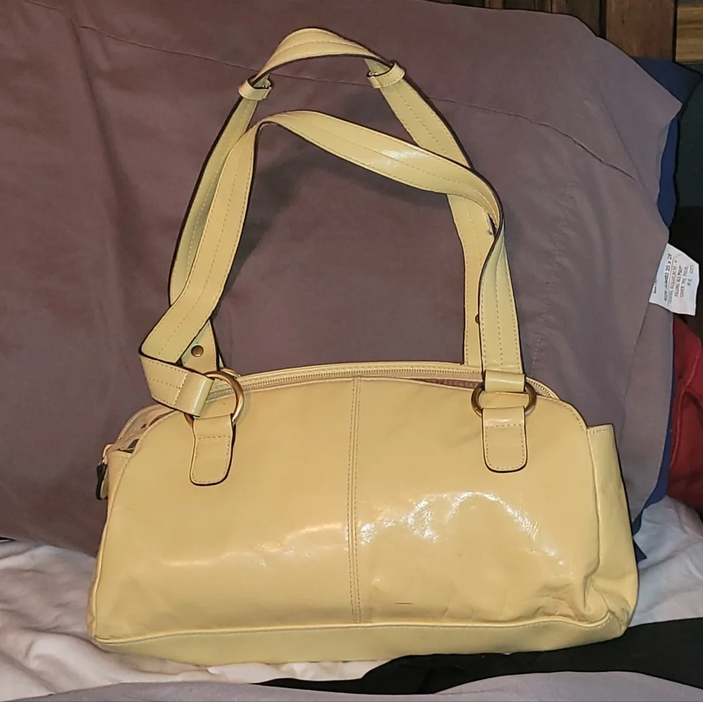 NEW Apt. 9 Yellow WOMENS Shoulder Bag Purse Glossy And PERFECT. CUTE BAG - Picture 2 of 5